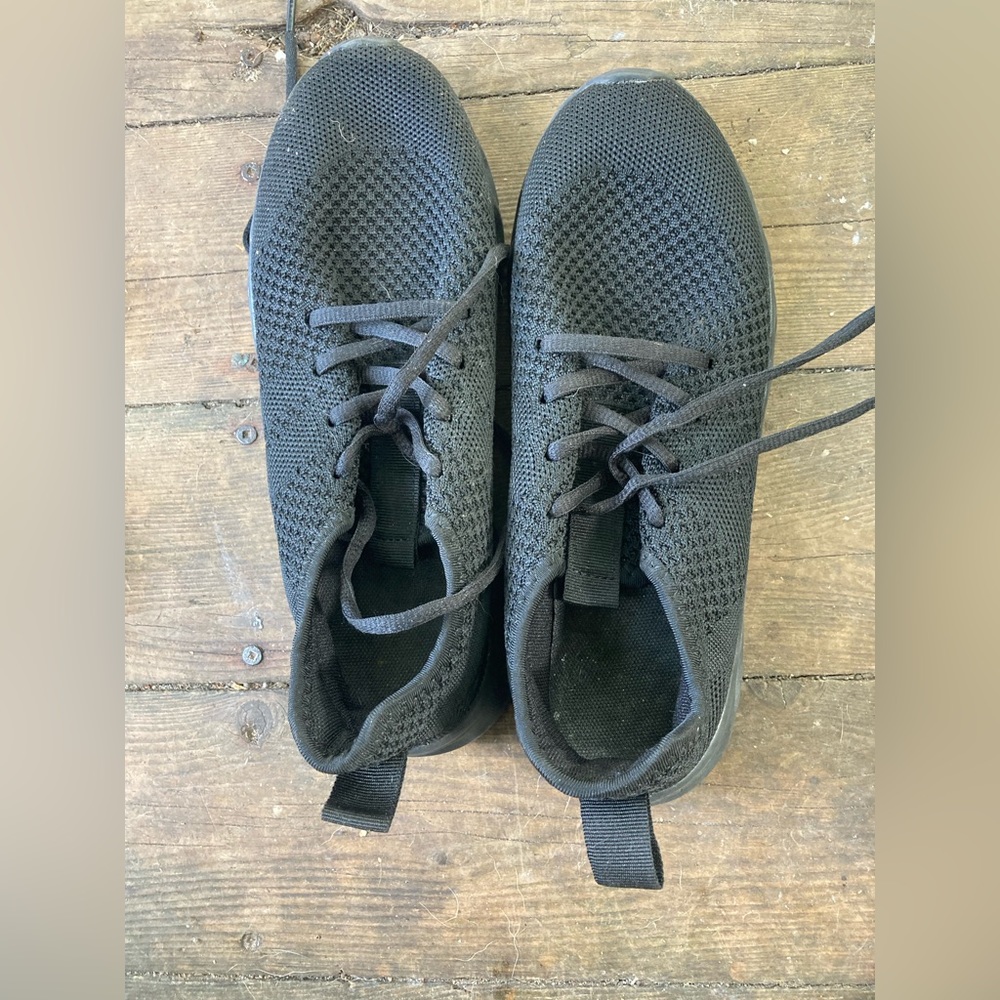 I’m selling these black sneaker only wore them once they don’t fit me